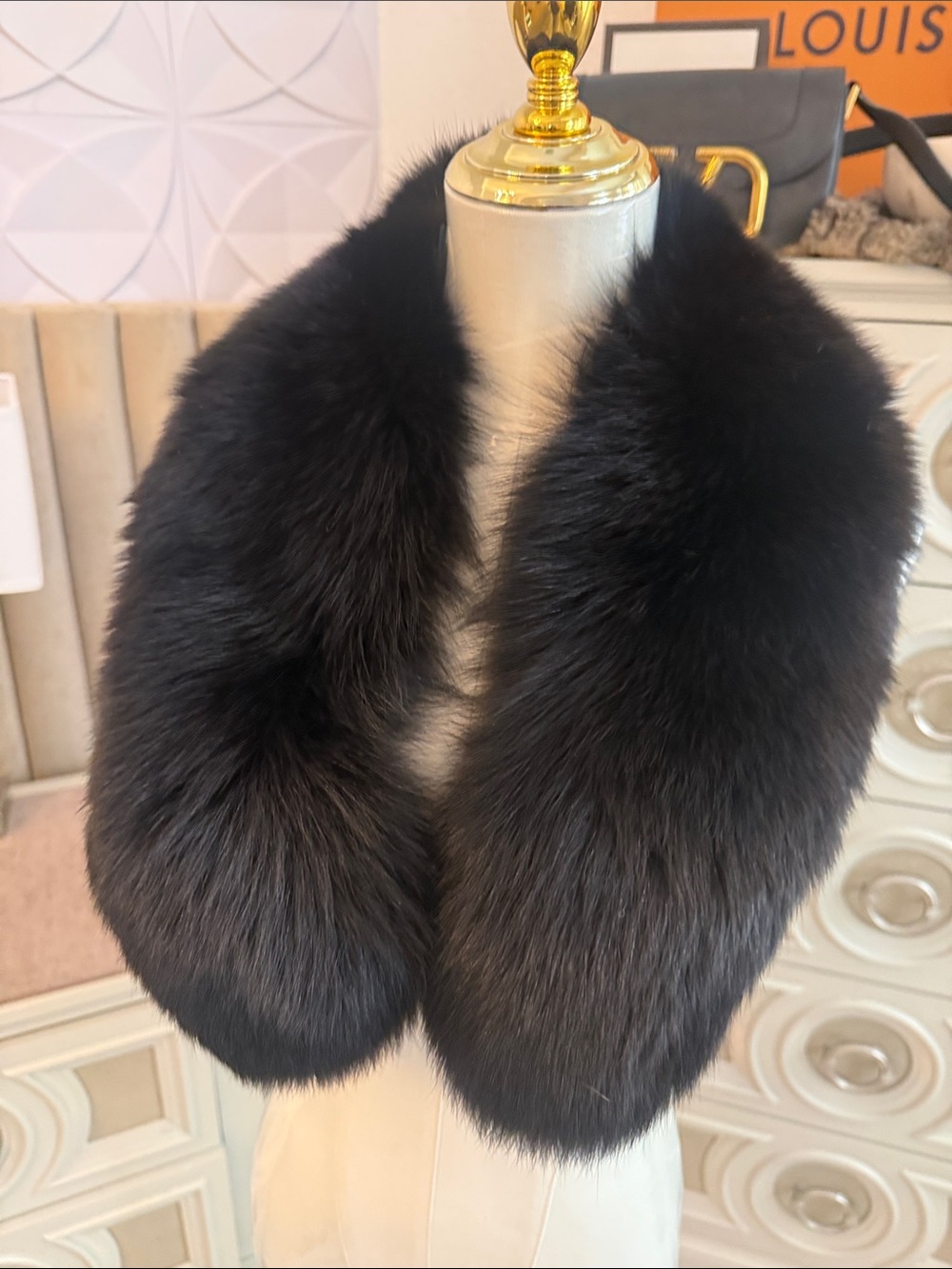 Saga fox fur clip on collar jet black
